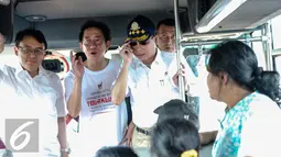 Presiden Direktur Sido Muncul, Irwan Hidayat (kedua kiri) bersama Menhub, Ignasius Jonan meninjau salah satu bus yang disediakan untuk mengangkut pemudik di kawasan Kemayoran, Jakarta, Minggu (12/7/2015). (Liputan6.com/Faizal Fanani)