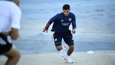 Pemain Lyon Houssem Aouar berlari di tanjakan selama sesi latihan di Stadion Restelo, Lisbon, Portugal, Selasa (18/8/2020). Lyon akan menghadapi Bayern Munchen pada pertandingan semifinal Liga Champions. (Franck Fife/Pool via AP)
