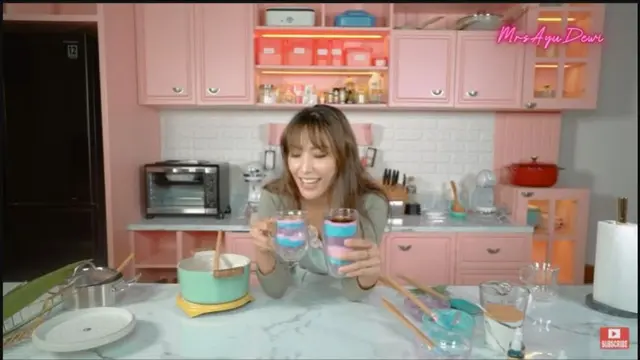 Menengok Desain Baru Dapur di Rumah Ayu Dewi, Serba Pink dan Pastel