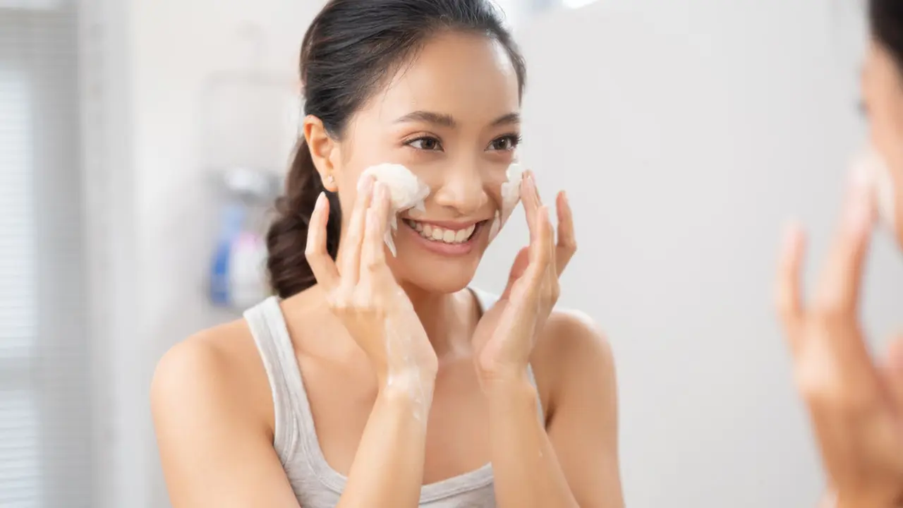Tips Memilih Sabun Pembersih Wajah untuk Pemilik Kulit Berminyak, Yakin Sudah Tepat?
