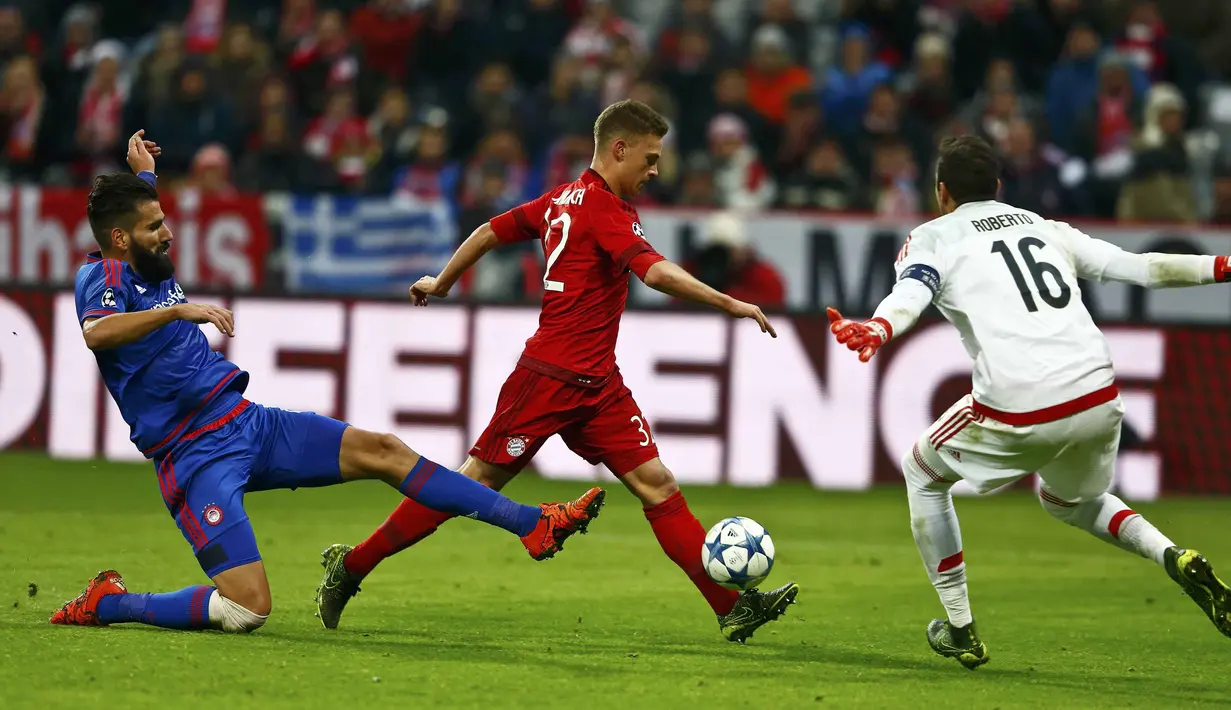 Kiper Olympiacos, Roberto  berebut bola dengan pemain Bayern Munchen, Joshua Kimmich pada lanjutan Liga Champions Gurp F di Stadon Allianz Arena, Munich, Jerman, Rabu ( 25/11/2015) dini hari WIB. (REUTERS/Michael Dalder).