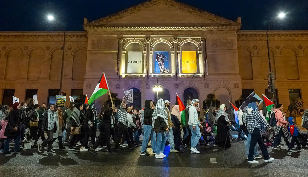 Palestine Solidarity Campaign Palestina mengatakan dalam sebuah pernyataan bahwa serangan yang dilancarkan dari Gaza hanya dapat dipahami dalam konteks pendudukan militer Israel yang berlangsung selama beberapa dekade dan kolonisasi tanah Palestina dan penerapan sistem penindasan yang memenuhi definisi apartheid. (Tyler Pasciak LaRiviere/Chicago Sun-Times via AP)