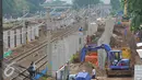 Lokasi pembangunan proyek jalur kereta menuju bandara Soetta yang masih dalam tahap pengerjaan,  Jakarta, Senin (21/11). PT KAI menargetkan jalur kereta tersebut akan rampung pada Semester I 2017 atau sekitar Juni-Juli 2017. (Liputan6.com/Angga Yuniar)