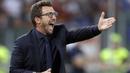 Ekspresi pelatih AS Roma, Eusebio Di Francesco memberikan arahan kepada pemainnya saat melawan Inter Milan pada lanjutan Serie A di Olympic Stadium, Roma (26/8/2017). Inter menang 3-1. (AP/Andrew Medichini)