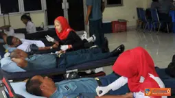 Citizen6, Jakarta: Diskes kolinlamil bekerjasama dengan PMI mengadakan kegiatan donor darah, diikuti oleh segenap Prajurit Kolinlamil di Gedung Laut Natuna, Mako Kolinlamil, Tanjung priok, Jakarta Utara, Selasa (30/10). (Pengirim: Dispenkolinlamil).