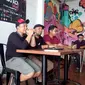 Para panitia festival baso aci di Garut tengah menyampaikan pemaparan saat jumpa pers dengan wartawan (Liputan6.com/Jayadi Supriadin)