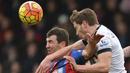 Pemain Tottenham Hotspur, Jan Vertonghen (kanan) berebut bola dengan pemain Crystal Palace, James McArthur dalam laga Liga Inggris di Stadion Selhurst Park, London, (23/1/2016). (AFP/Glyn Kirk)
