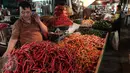 Pedagang saat berjualan di pasar, Jakarta, Senin (20/2). Kementan tidak akan mengambil langkah untuk mengimpor cabe dan bawang. Walau pun saat ini, harga cabe dan bawang mengalami keniakan. (Liputan6.com/Angga Yunair)