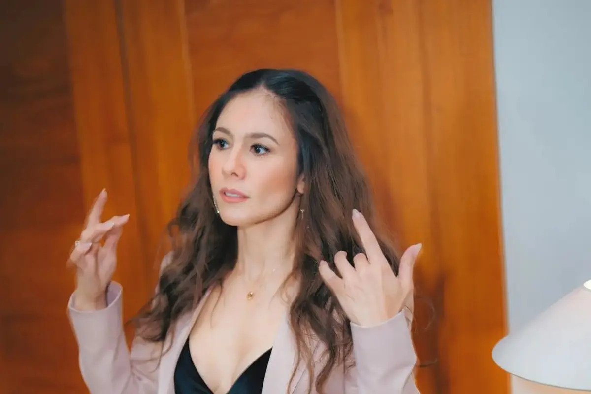 6 Gaya Wulan Guritno Pamer Abs dengan Crop Top di Usia 42 Tahun