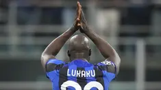 Penyerang Inter Milan Romelu Lukaku merayakan gol keempat untuk timnya yang dicetak ke gawang Viktoria Plzen pada laga matchday 5 Grup C Liga Champions 2022/2023 di Giuseppe Meazza, Kamis (27/10/2022) dini hari WIB. Inter Milan berhasil ke babak 16 besar setelah mengalahkan Viktoria Plzen 4-0. (AP Photo/Luca Bruno)