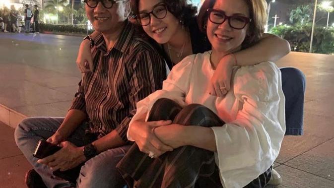 Potret Artis yang Akur dengan Ayah Tirinya, Selalu Kompak (sumber:Instagram/