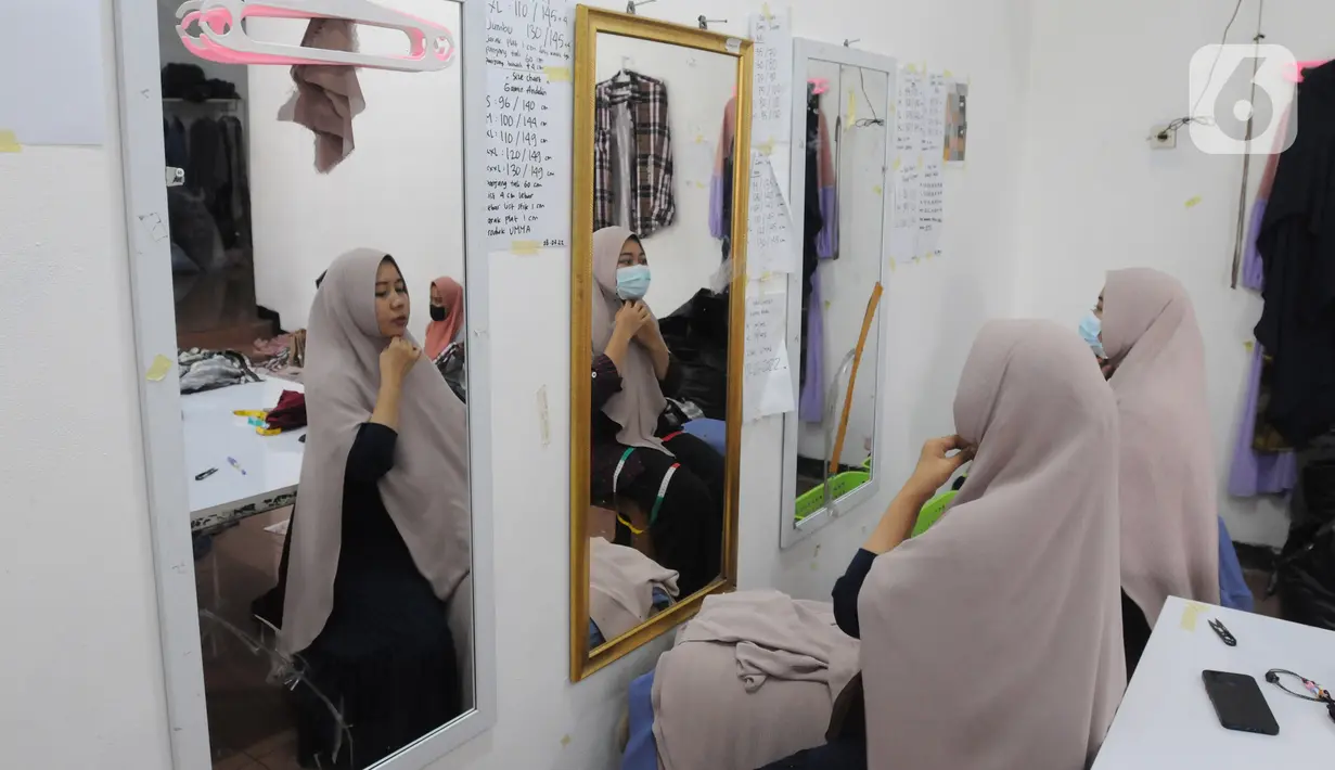 Pekerja melakukan pengetesan jilbab yang selesai diproduksi di home industri busana muslim Albarizk UMMA di kawasan Beji, Depok, Selasa (12/4/2022). Sekitar 6000 potong jilbab dan busana muslim diproduki dalam satu minggu dengan harga mulai dari 120ribu hingg 750ribu. (merdeka.com/Arie Basuki)