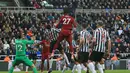 Striker Liverpool, Divock Origi, bersiap melakukan sundulan saat melawan Newcastle pada laga Premier League di Stadion St James Park, Newcastle, Sabtu (5/5). Newcastle kalah 2-3 dari Liverpool. (AFP/Lindsey Parnaby)