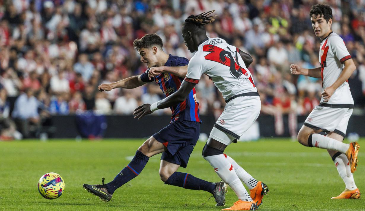 Pemain Barcelona, Gavi, melepaskan tendangan saat melawan Rayo Vallecano pada laga Liga Spanyol di Stadion Vallecas, Kamis (27/04/2023). (AP Photo/Pablo Garcia)