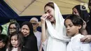 Tangis Bunga Citra Lestari atau BCL saat pemakaman jenazah Ashraf Sinclair di San Diego Hills, Karawang, Jawa Barat, Selasa (18/2/2020). Ashraf Sinclair mengembuskan napas terakhir pukul 04.51 WIB pagi tadi. (Liputan6.com/Faizal Fanani)