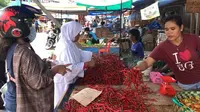 Aktivitas jual beli cabai merah di salah satu pasar tradisional Pekanbaru. (Liputan6.com/M Syukur)