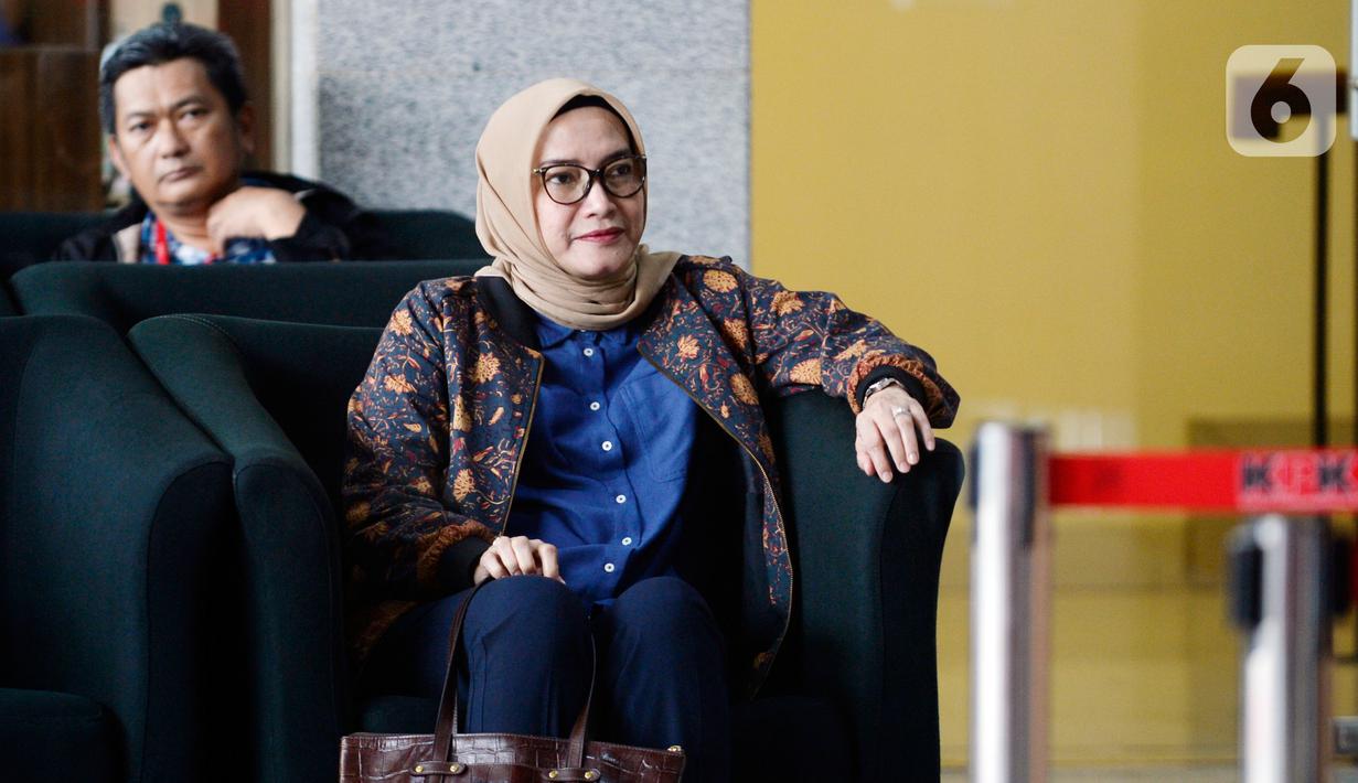 Komisioner KPU Evi Novida Ginting Manik menunggu untuk menjalani pemeriksaan di Gedung KPK, Jakarta, Rabu (26/2/2020). Evi diperiksa sebagai saksi untuk tersangka Saeful Bahri terkait kasus dugaan penerimaan hadiah atau janji penetapan anggota DPR Terpilih 2019-2024. (merdeka.com/Dwi Narwoko)