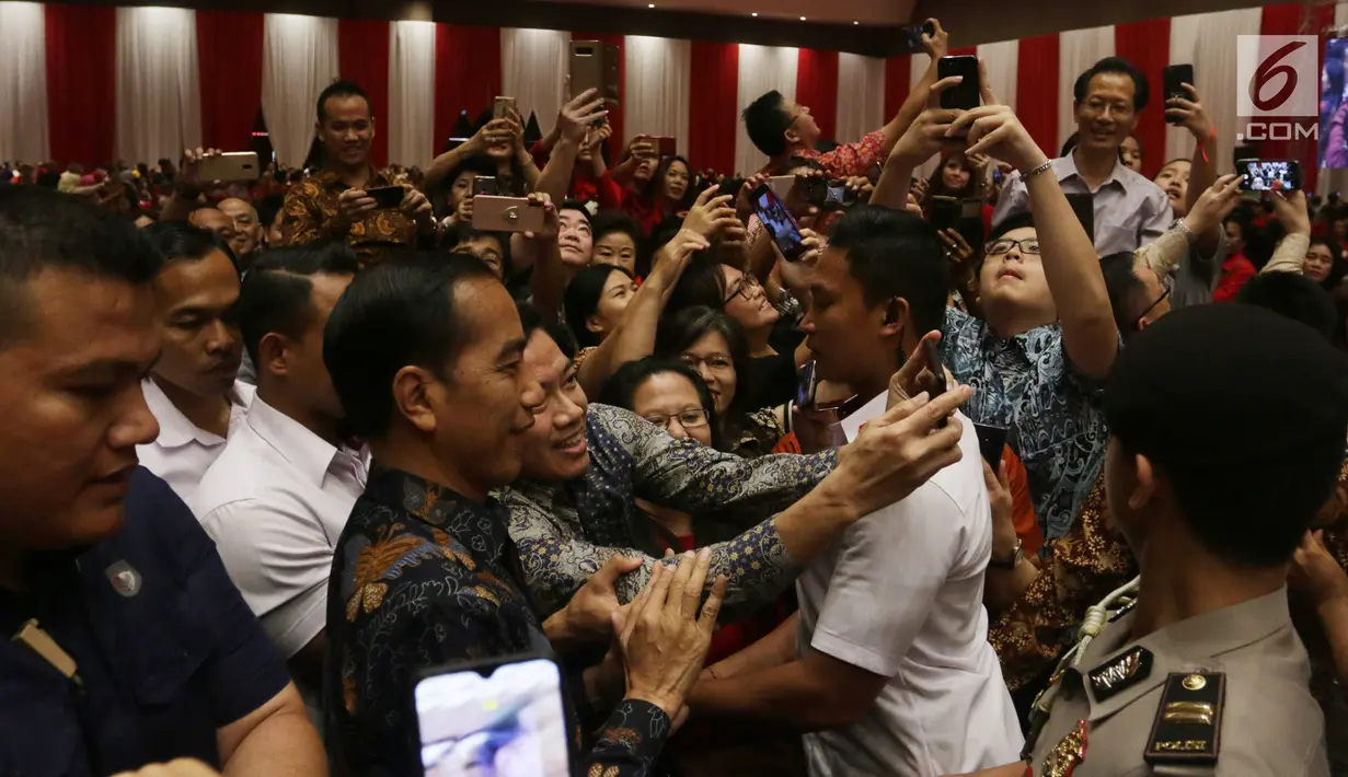Presiden Joko Widodo atau Jokowi foto bersama warga saat menghadiri Perayaan Imlek Nasional 2019 di JI Expo Kemayoran, Jakarta, Kamis (7/2). Perayaan Imlek Nasional 2019 mengangkat tema 'Merajut Kebhinekaan Memperkokoh Persatuan'. (Liputan6.com/HO/Ran)