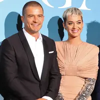 Pasangan kekasih, Orlando Bloom dan Katy Perry tampil bersama di karpet merah Gala untuk Global Ocean di Monaco, Rabu (26/9). Katy Perry dan Orlando dilaporkan kembali balikan pada April tahun ini, setelah putus pada Februari 2017 lalu. (AFP/Valery HACHE)