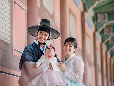Felicya Angelista dan sang suami, Immanuel Caesar Hito mengajak putri pertama mereka yang belum genap setahun ke Korea Selatan. Mereka pun kompak memakai baju khas sana yaitu Hanbok. (Foto: Instagram/@felicyangelista_)