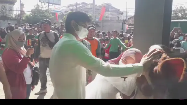 Ria Ricis dan Teuku Ryan menyaksikan secara langsung proses penyembelihan sapi kurban miliknya