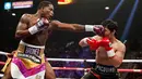 Petinju asal Filipina, Manny Pacquiao menghindari pukulan petinju AS, Adrien Broner selama pertandingan tinju kelas welter WBA di Las Vegas (19/1). Pacquiao  menang lewat kemenangan angka mutlak, 117-111, 116-112, dan 116-112. (AP Photo/John Locher)