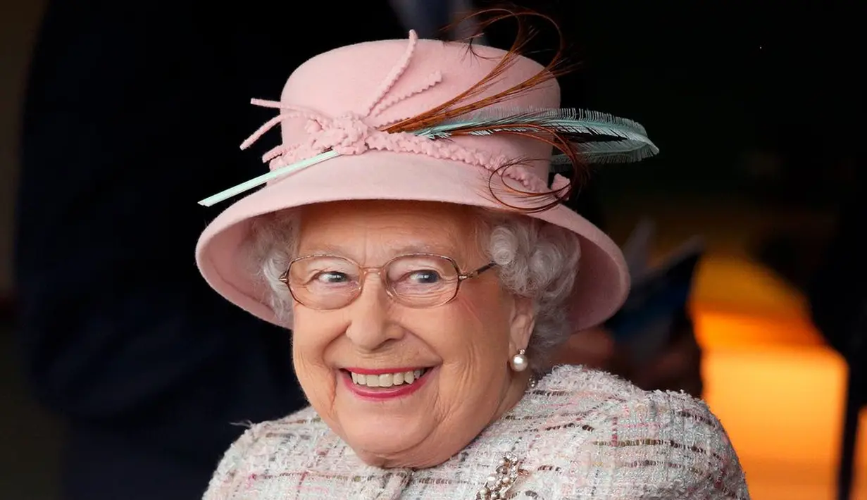 Saat anggota keluarga kerajaan semua berkumpul pada momen tersebut, Ratu Elizabeth II terlihat tak hadir. (PopSugar)