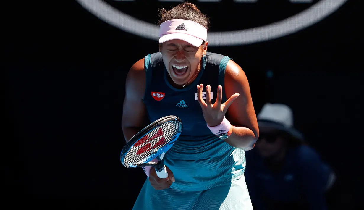Petenis Jepang, Naomi Osaka bereaksi seusai meraih poin dari petenis Ukraina, Elina Svitolina pada perempat final Australia Terbuka 2019 di Melbourne, Rabu (23/1). Naomi Osaka sukses mengalahkan Elina Svitolina dengan skor 6-4, 6-1. (DAVID GRAY / AFP)