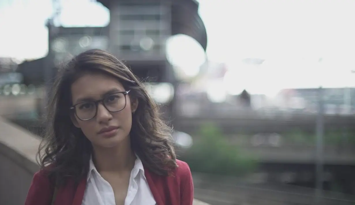 Wanita kelahiran tahun 1988 ini tampak cantik menggunakan kacamata. Dengan kemeja putih dan outer merah, penampilan aktris yang mulai terkenal sejak membintangi Film "Badai Pasti Berlalu" ini semakin terlihat menawan. (Liputan6.com/IG/@raihaanun)