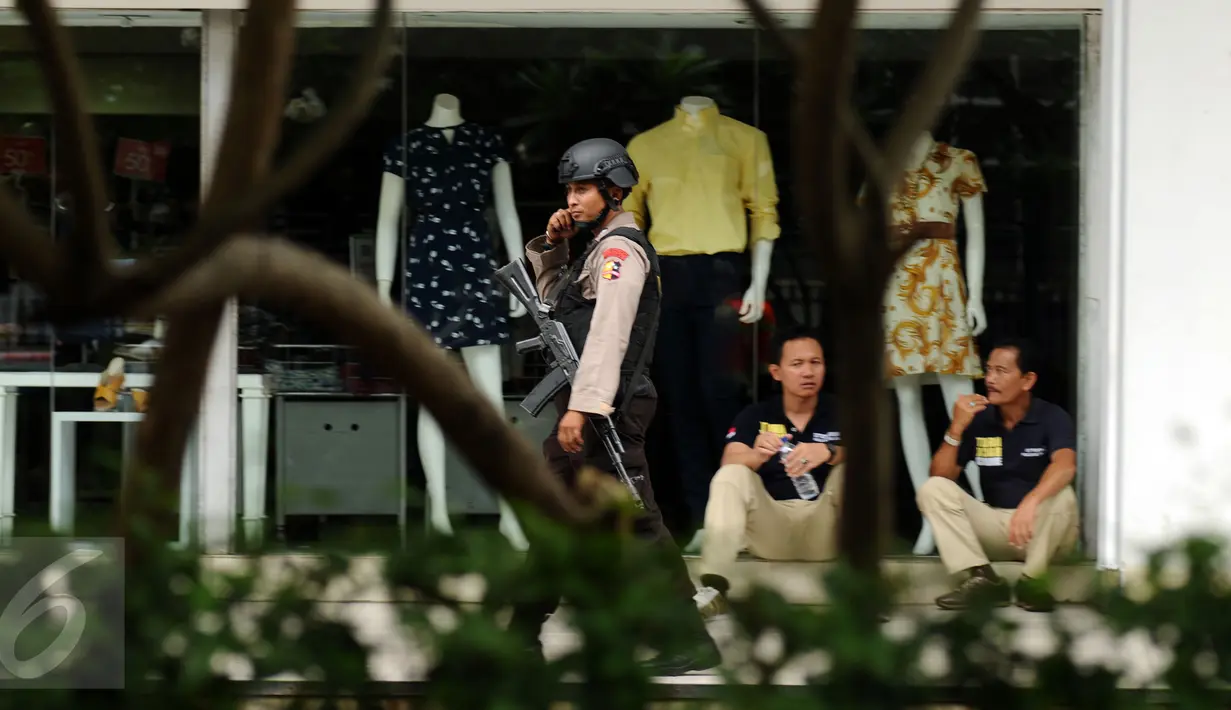 Aparat kepolisian berjaga di sekitar gedung Djakarta Theater di Jl MH Thamrin, Jakarta, Kamis (14/1/2016). Ratusan petugas penjinak bom gabungan bersiaga pasca ledakan yang terjadi di pos polisi Sarinah, Jakarta. (Liputan6.com/Helmi Fithriansyah)