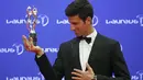Novak Djokovic  berfoto dengan trofi yang diraihnya pada ajang penghargaan Laureus World Sports Awards 2016, Berlin, Germany, (18/4/2016).  Djokovic terpilih sebagai Laureus World Sportsman of the Year. (REUTERS/Hannibal Hanschke)