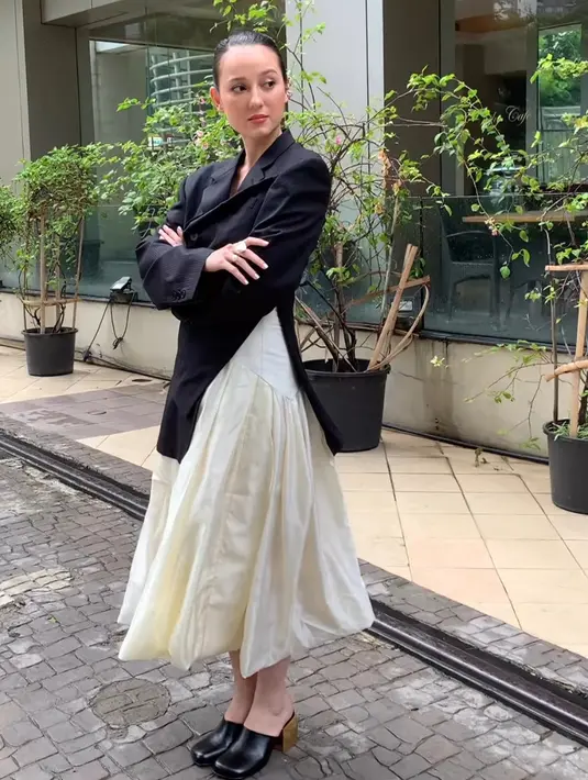 Ia pun memadukan busananya dengan alas kaki model clog hitam berhak woods dari Dries Van Noten. [@iwanetaufik_]