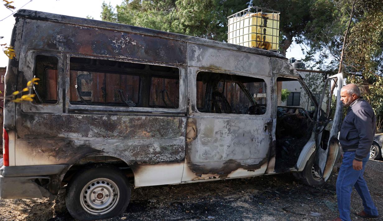 Situasi ini memicu kecaman internasional serta kritik dari internal militer dan pemerintah Israel sendiri. Tampak dalam foto, seorang pria Palestina memeriksa kendaraan yang rusak akibat serangan oleh pemukim Israel di desa Jabaa dekat Bethlehem, di Tepi Barat yang diduduki, pada Selasa 18 November 2025. (AHMAD GHARABLI/AFP)