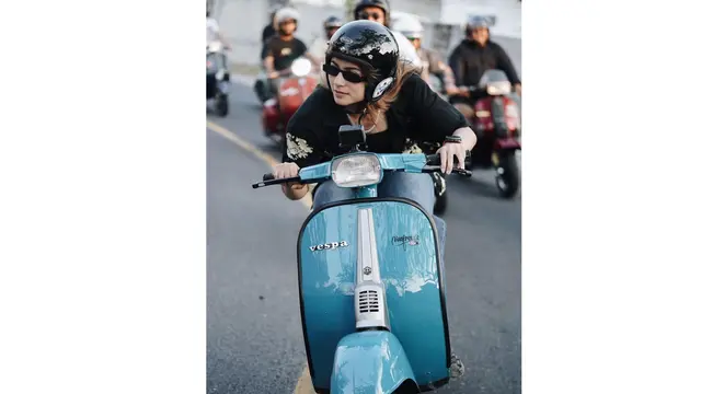 Potret Sintya Marisca Kendarai Vespa