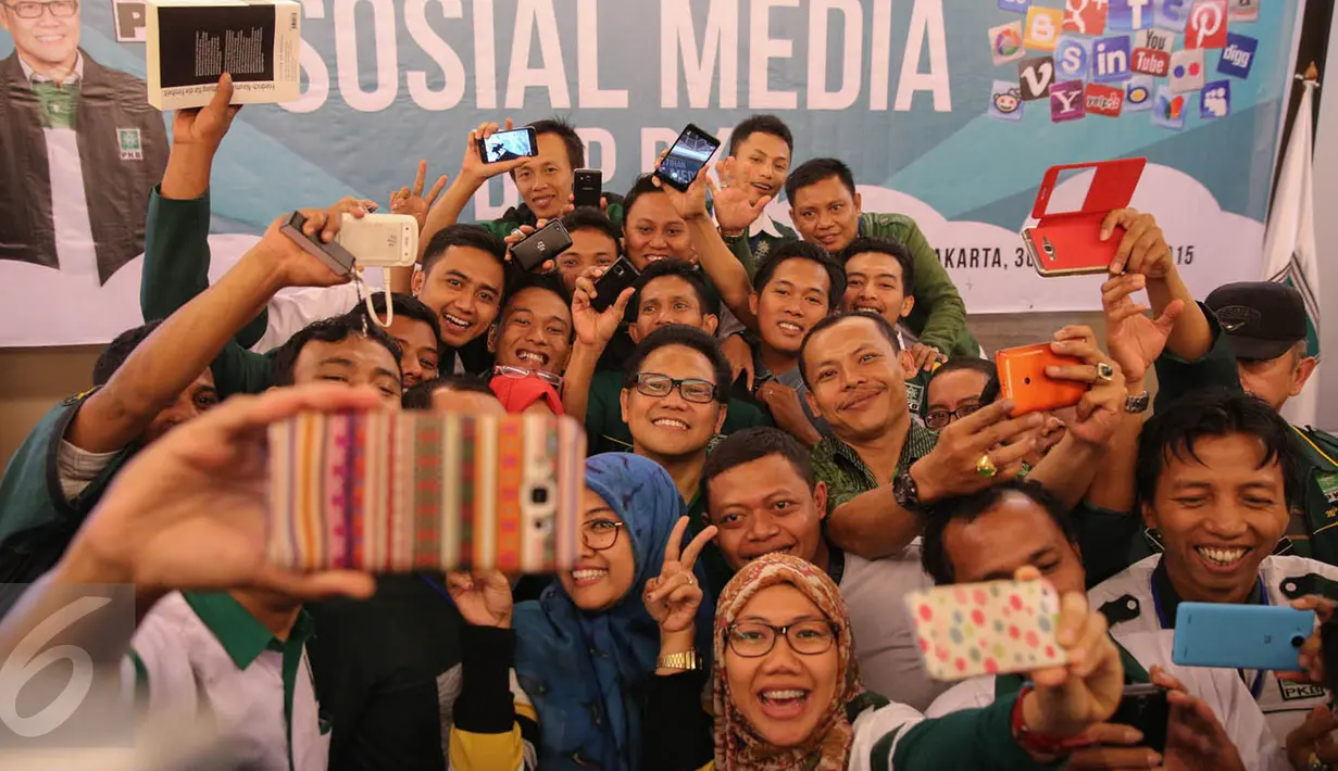 Ketua Umum PKB, Muhaimin Iskandar berpose bersama para peserta pelatihan sosial media kader PKB se-Indonesia di Aston Marina Ancol, Jakarta, Jumat (2/10/2015). Pelatihan tersebut untuk mendekatkan pemimpin dengan rakyat. (Liputan6.com/Faizal Fanani)
