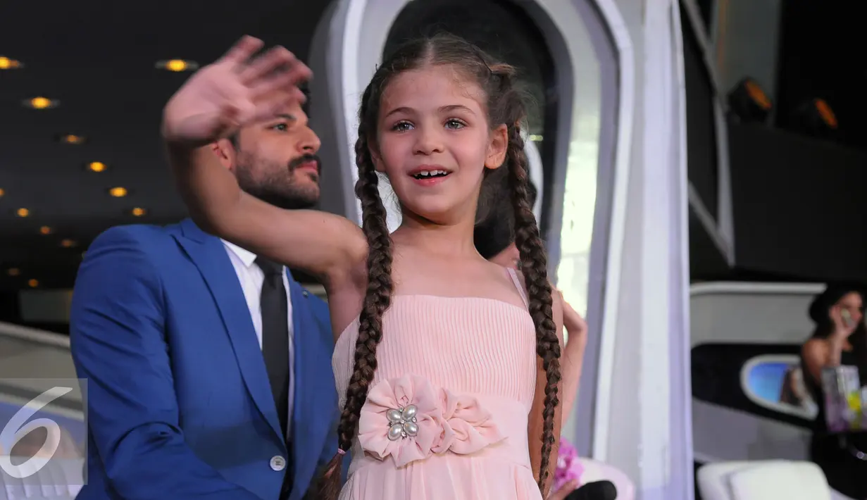 Pemeran serial Elif, Isabella Damla Guvenilir melambaikan tangan kepada fansnya saat menghadiri Meet and Greet yang diselenggarakan SCTV sebagai perayaan HUT ke-25 SCTV di Senayan, Jakarta, Senin (24/8/2015). (Liputan6.com/Faisal R Syam) 