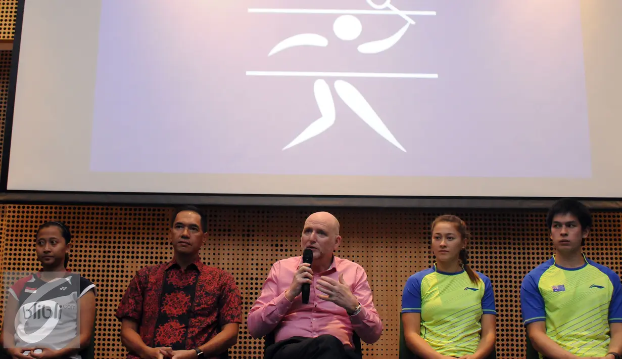 Dubes Australia untuk Indonesia, Paul Grigson (tengah) memberikan keterangan terkait laga eksebisi antara  Australia melawan Indonesia jelang Indonesia Open 2016 di Kedubes Australia, Jakarta, Kamis (26/5/2016). (Liputan6.com/Helmi Fithriansyah)