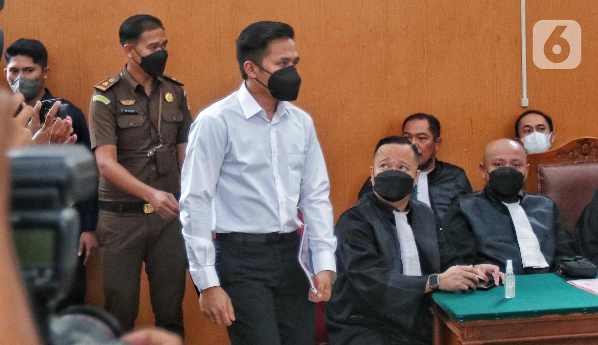 Bharada Richard Eliezer Pudihang Lumiu atau Bharada E (kiri) bersiap menjalani sidang perdana terkait kasus dugaan pembunuhan berencana Brigadir Yosua Hutabarat alias Brigadir J di Pengadilan Negeri Jakarta Selatan, Selasa (18/10/2022). Eliezer didakwa dengan Pasal 340 KUHP Juncto Pasal 55 Ayat 1 ke 1 Subsider Pasal 338 KUHP Juncto Pasal 54 Ayat 1 ke 1. (Liputan6.com/Angga Yuniar)