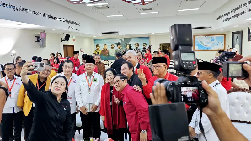 Ketua Umum PDIP Megawati Soekarnoputri bersama anaknya Prananda Prabowo dan Puan Maharani, dan Ganjar Pranowo berswafoto di HUT ke-51 PDIP.
