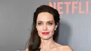 Untuk itu, saat diwawancara Angelina Jolie juga hanya ingin ditanya seputar film terbarunya, bukan soal perceraian yang cukup membuatnya terpuruk selama setahun belakangan ini. (AFP/Dia Dipasupil)