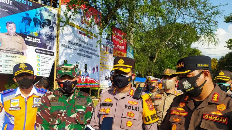 Kapolres Garut Wirdhanto Hadicaksono, sekaligus Wakil Ketua Satgas Covid-19 Garut, menjelaskan mengenai pemberian sangksi PPKM darurat sesuai dengan surat edaran Menteri Dalam Negeri No. 15 Tahun 2021.