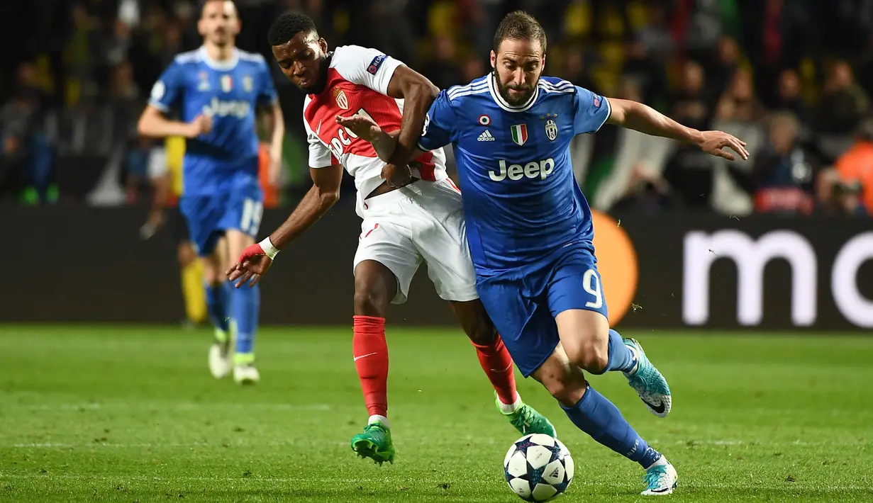 Striker Juventus, Gonzalo Higuain, berusaha melewati gelandang Monaco, Thomas Lemar, pada laga Liga Champions di Stadion Stade Louis II, Monaco, Rabu (3/5/2017). Monaco kalah 0-2 dari Juventus. (AFP/Boris Horvat)