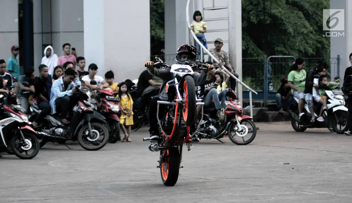 Aksi freestyler motor saat meramaikan waktu menjelang berbuka puasa atau ngabuburit di Banjir Kanal Timur (BKT), Jakarta, Minggu (12/5/2019). Aksi para freestyler menari di atas kuda besi menjadi daya tarik sekaligus tontonan warga yang sedang ngabuburit di BKT. (merdeka.com/Iqbal Nugroho)