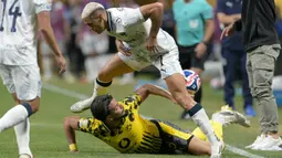 Di babak pertama, Borussia Dortmund langsung mengambil alih jalannya laga dengan pressing agresif dan umpan-umpan cepat. Die Borussen benar-benar tak memberi ruang bagi Monterrey untuk mengembangkan permainan. (Juan MABROMATA/AFP)