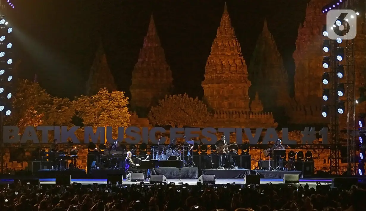 Suasana saat komposer dunia David Foster tampil dalam gelaran Batik Music Festival 2019 di Candi Prambanan, Yogyakarta, Sabtu (5/10/2019). Meski di usia yang hampir menginjak 70 tahun, David Foster tetap tampil prima di hadapan ribuan penonton. (Kapanlagi.com/Bambang Ekoros Purnama)