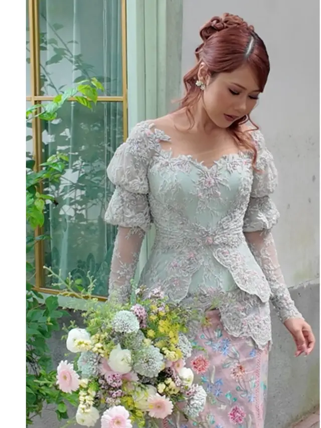 6 Potret Detail Kebaya Modern Nadin Amizah di Momen Lamaran, Anggunnya Klasik