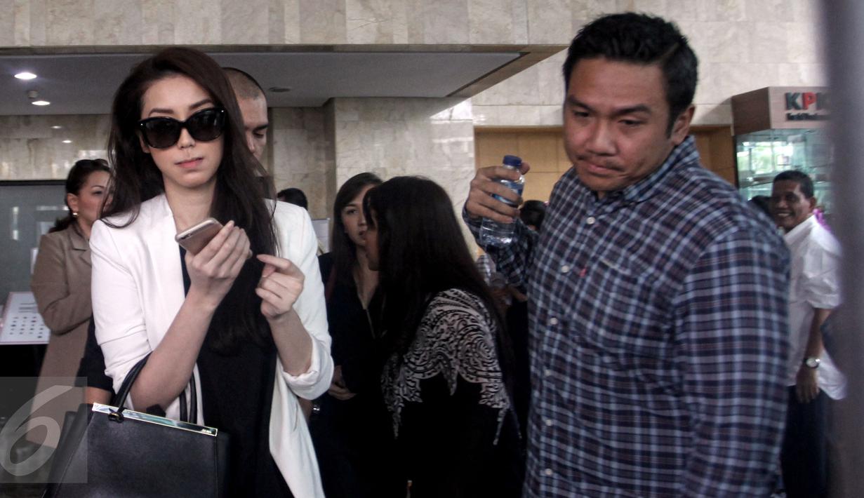 Artis Velove Vexia sekaligus putri pengacara OC Kaligis mendatangi Gedung KPK, Jakarta, Kamis (23/7/2015). Velove akhirnya dapat bertemu dengan ayahnya yang menjadi tersangka kasus dugaan suap tiga Hakim PTUN Medan. (Liputan6.com/Yoppy Renato)