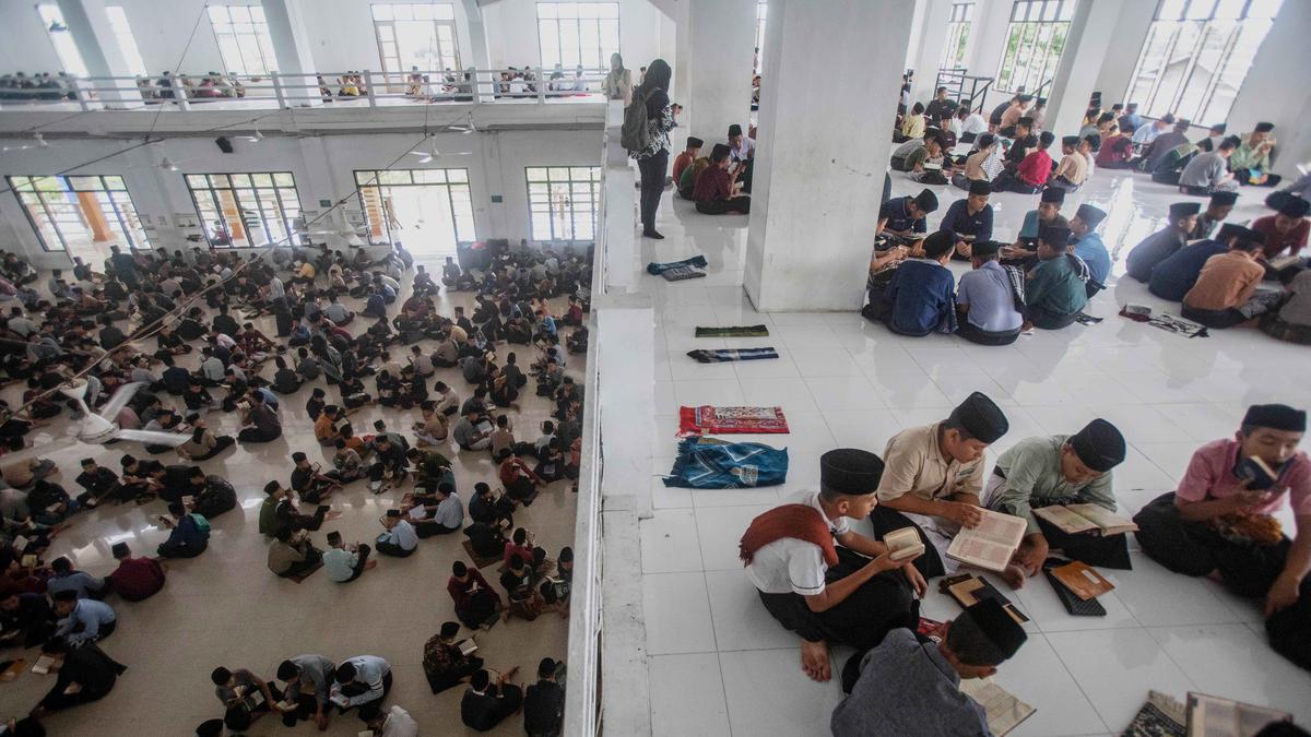 Tradisi Unik, Santri Pesantren Ar-Raudlatul Hasanah Medan Tadarus dengan Formasi Melingkar