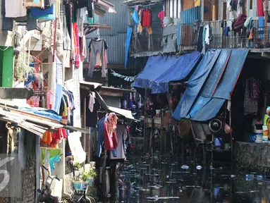 Kondisi kesemrawutan di pemukiman kawasan Tanah Abang, Jakarta, Kamis (5/1). Badan Pusat Statistik (BPS) melansir jumlah penduduk miskin hingga September tahun lalu turun menjadi 27,76 juta orang dibandingkan Maret 2016. (Liputan6.com/Angga Yuniar)