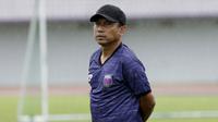 Pelatih Persita Tangerang, Widodo Cahyono Putro, saat sesi latihan jelang laga Shopee Liga 1 di Stadion Sport Center Tangerang, Kamis, (5/3/2020). Persita akan berhadapan dengan PSM Makassar. (Bola.com/M Iqbal Ichsan)